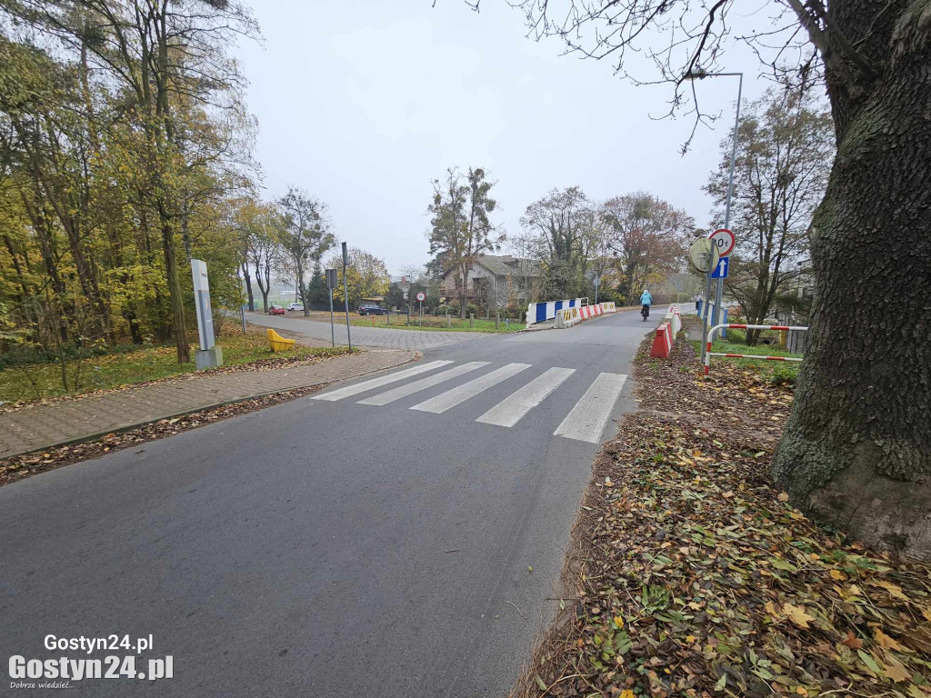 Betonowe blokady na moście w Piaskach