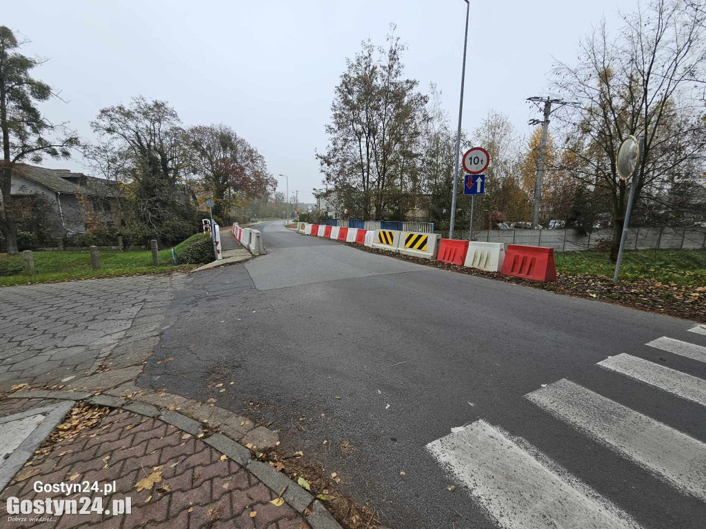 Betonowe blokady na moście w Piaskach