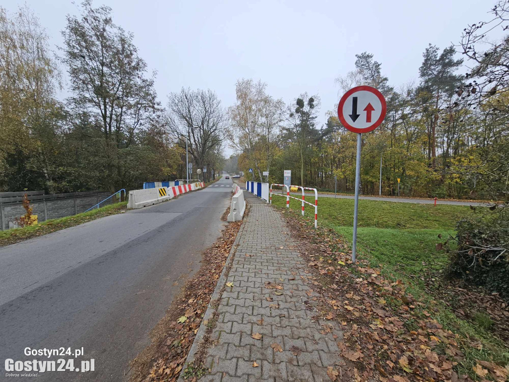 Betonowe blokady na moście w Piaskach