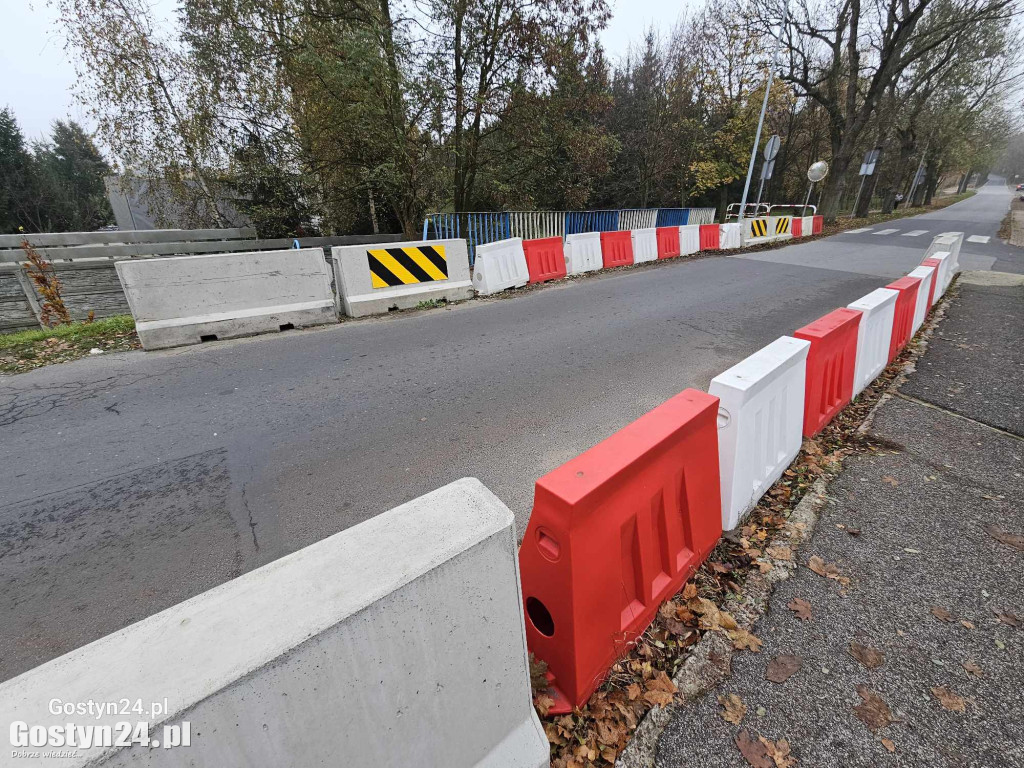 Betonowe blokady na moście w Piaskach