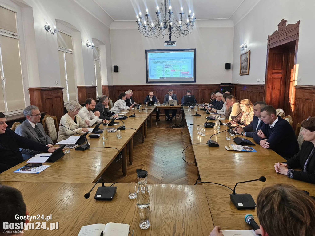 Dyskusja radnych w sprawie przystąpienia do związku