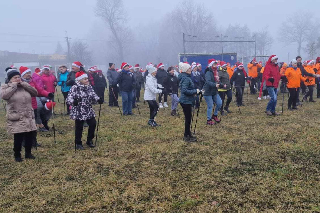 Mikołajkowy Marsz Nordic Walking w Dzięczynie