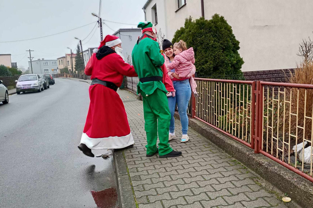 Mikołaj i elf na osiedlu Tysiąclecia w Gostyniu