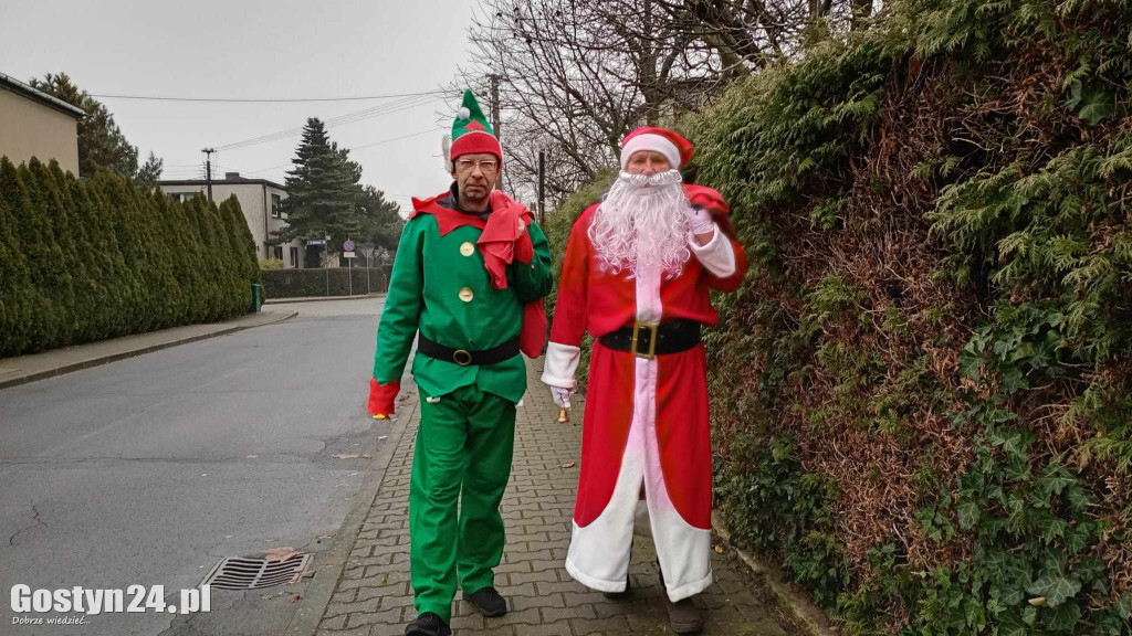 Mikołaj i elf na osiedlu Tysiąclecia w Gostyniu