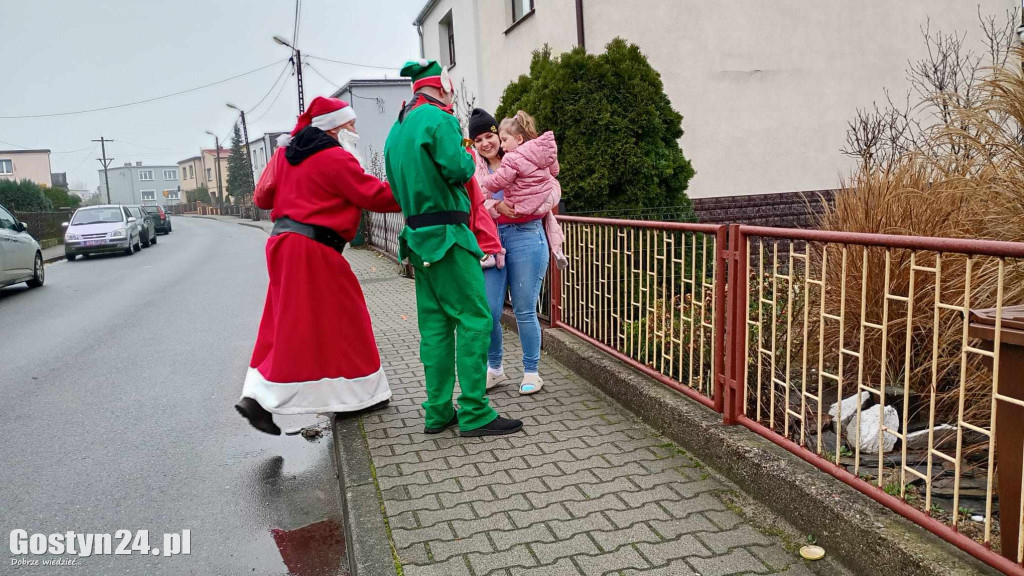 Mikołaj i elf na osiedlu Tysiąclecia w Gostyniu