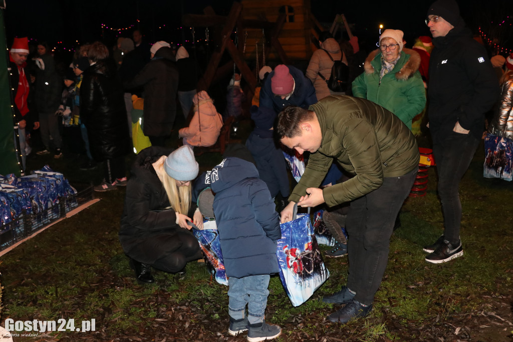 Mikołajki na placu w Stefanowie