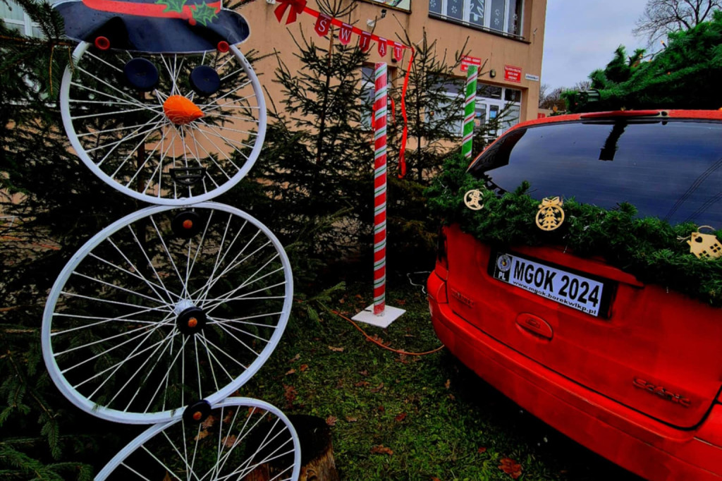 Świąteczna, klimatyczna fotościanka przed MGOK