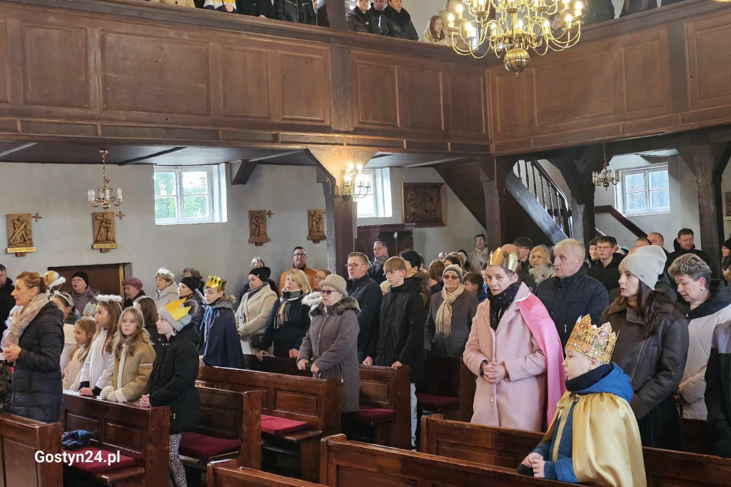 Orszak Trzech Króli przeszedł ulicami Piasków do kościoła