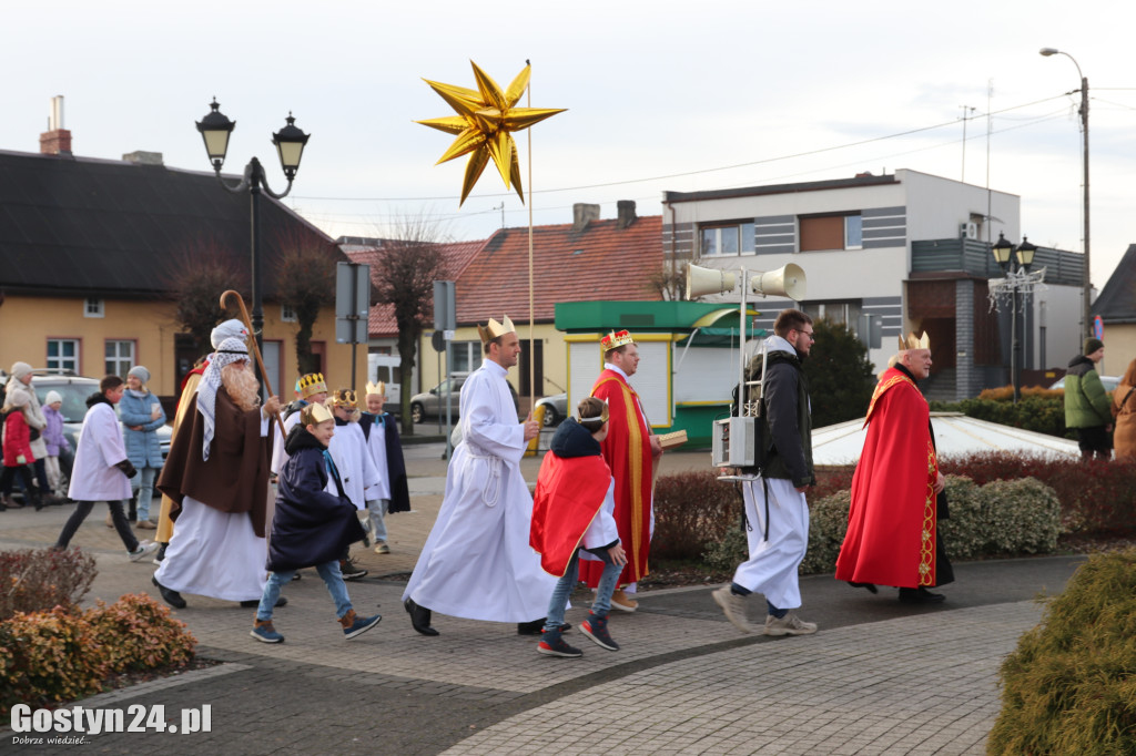 Orszak Trzech Króli przeszedł ulicami Piasków do kościoła