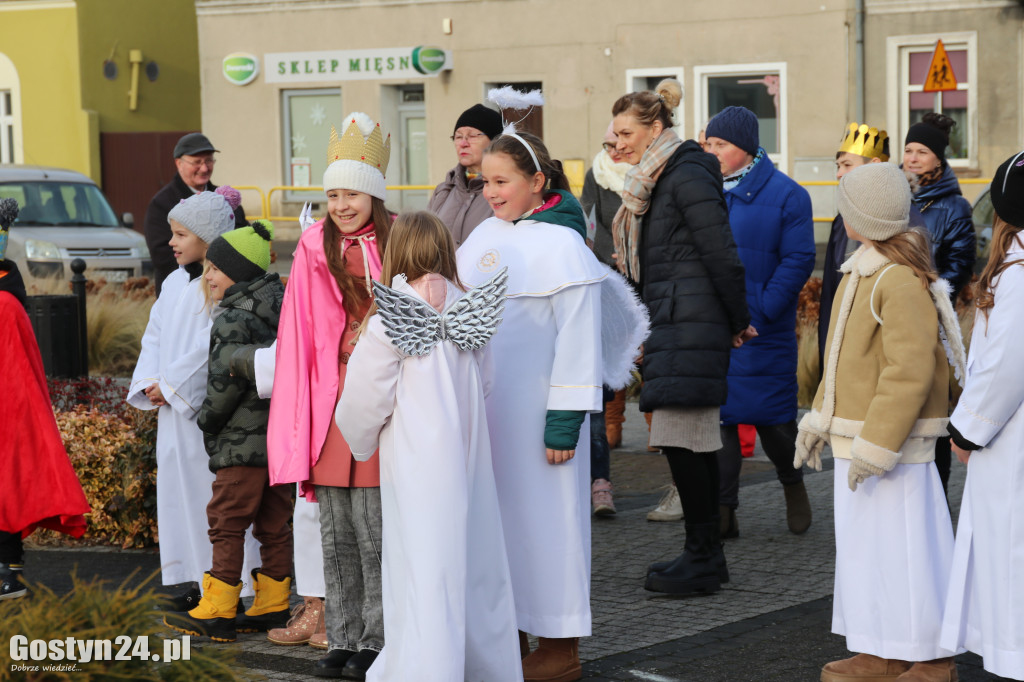 Orszak Trzech Króli przeszedł ulicami Piasków do kościoła