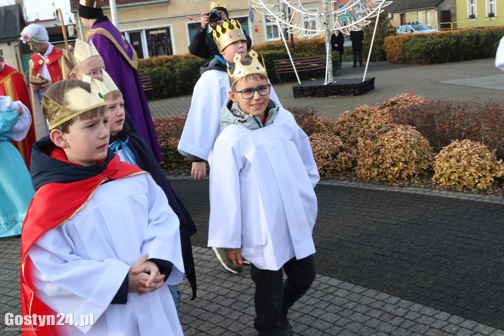 Orszak Trzech Króli przeszedł ulicami Piasków do kościoła