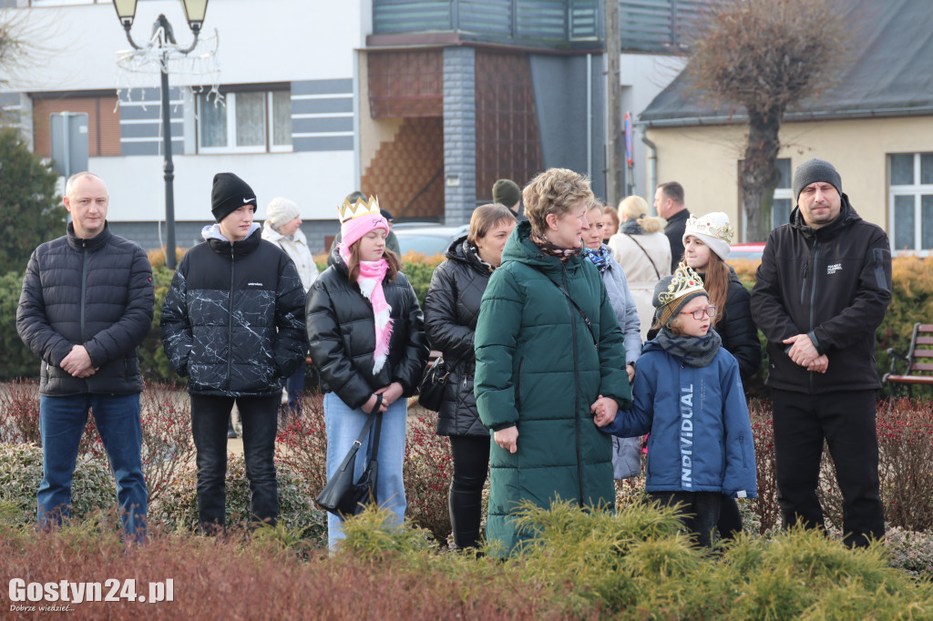 Orszak Trzech Króli przeszedł ulicami Piasków do kościoła