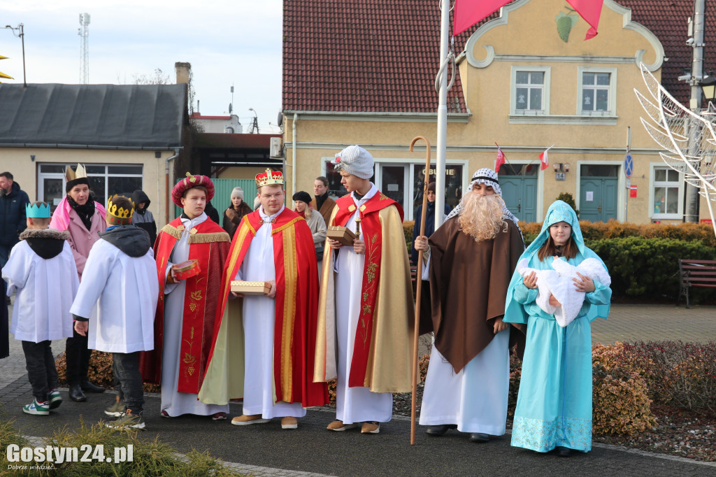 Orszak Trzech Króli przeszedł ulicami Piasków do kościoła