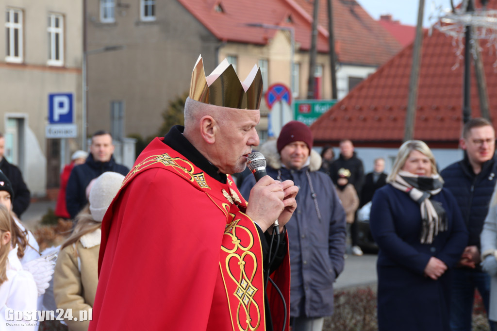 Orszak Trzech Króli przeszedł ulicami Piasków do kościoła