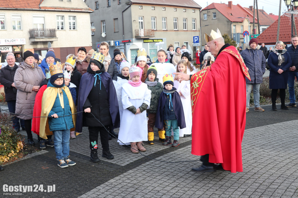 Orszak Trzech Króli przeszedł ulicami Piasków do kościoła
