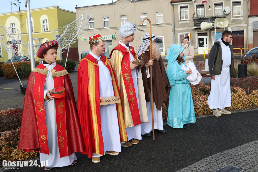 Orszak Trzech Króli przeszedł ulicami Piasków do kościoła