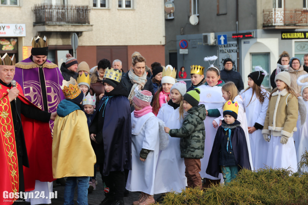 Orszak Trzech Króli przeszedł ulicami Piasków do kościoła