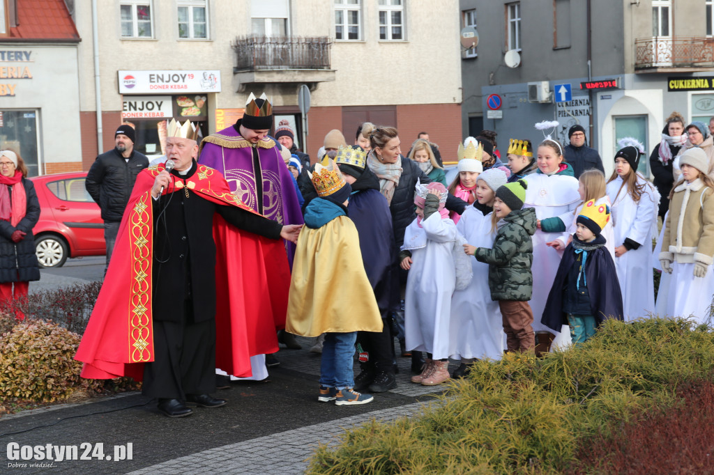 Orszak Trzech Króli przeszedł ulicami Piasków do kościoła