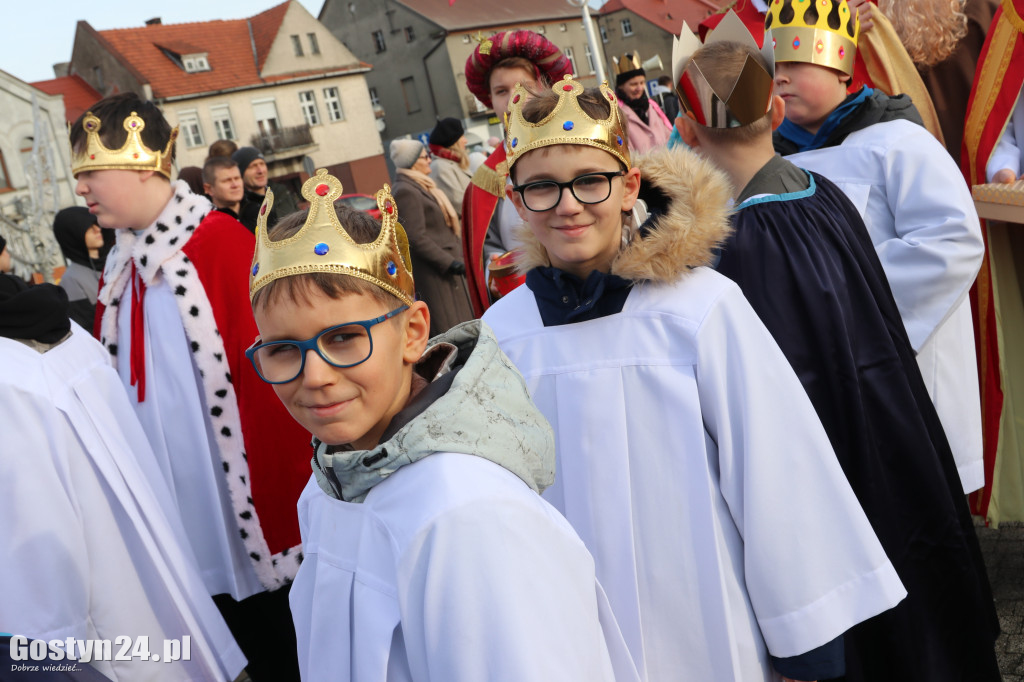 Orszak Trzech Króli przeszedł ulicami Piasków do kościoła