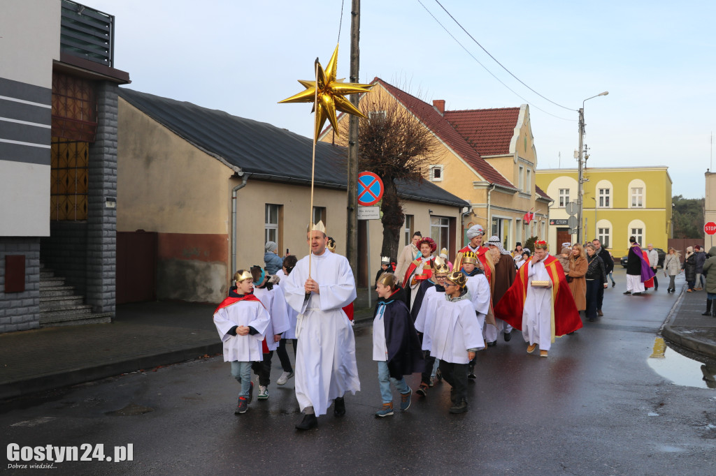 Orszak Trzech Króli przeszedł ulicami Piasków do kościoła
