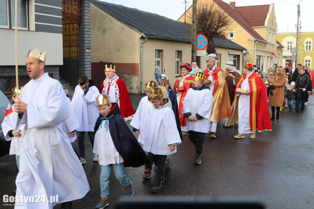 Orszak Trzech Króli przeszedł ulicami Piasków do kościoła