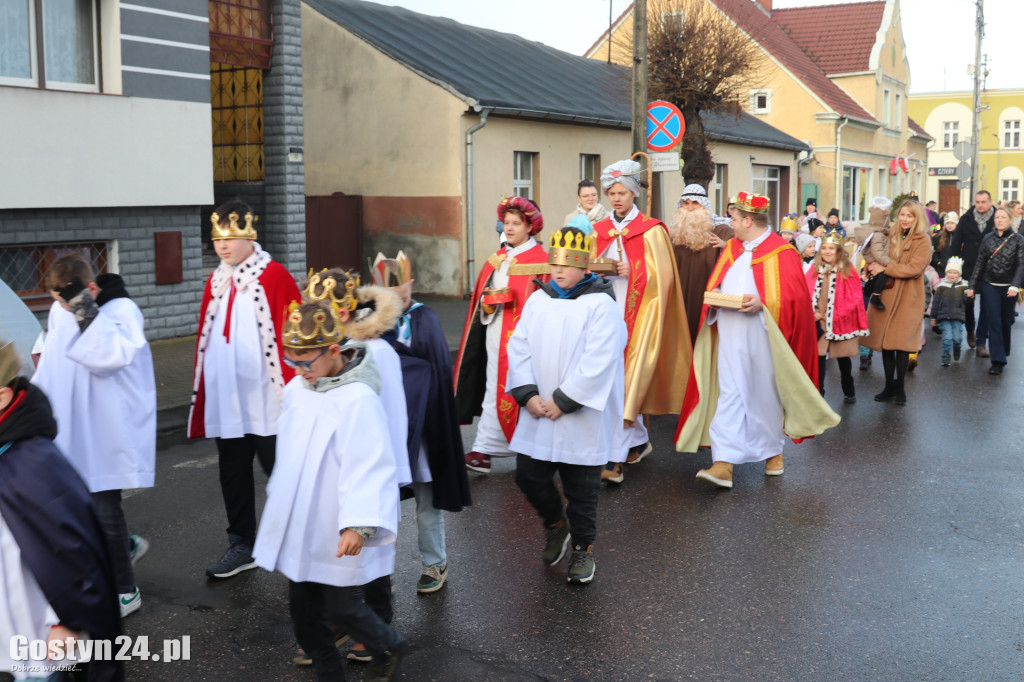 Orszak Trzech Króli przeszedł ulicami Piasków do kościoła