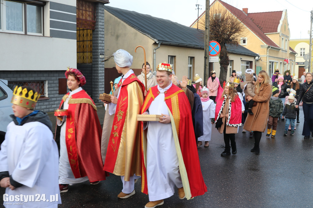 Orszak Trzech Króli przeszedł ulicami Piasków do kościoła