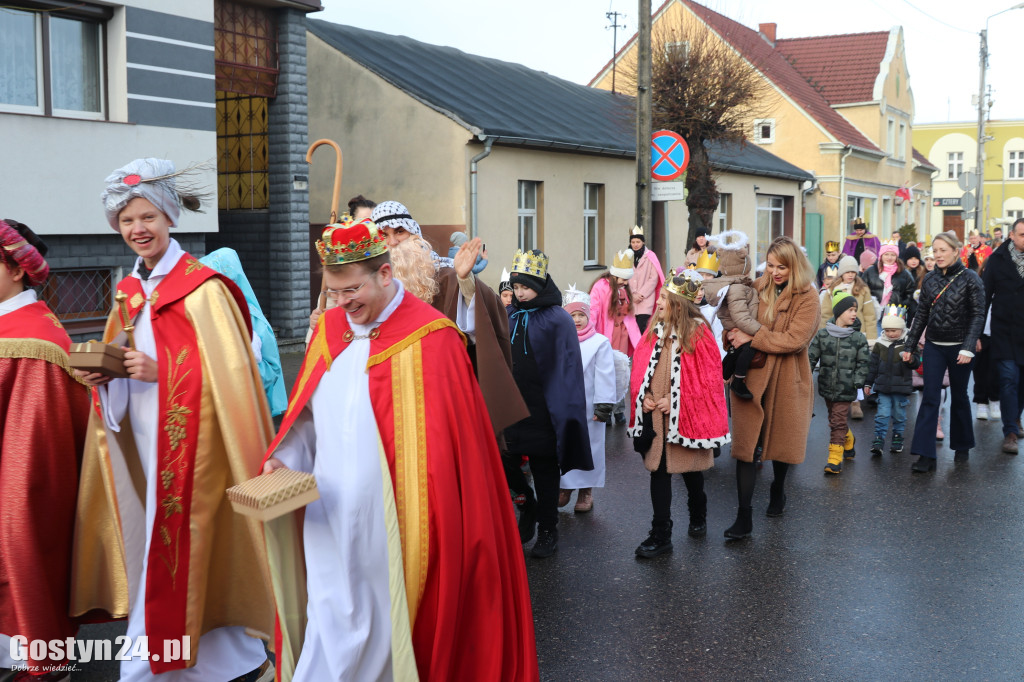 Orszak Trzech Króli przeszedł ulicami Piasków do kościoła
