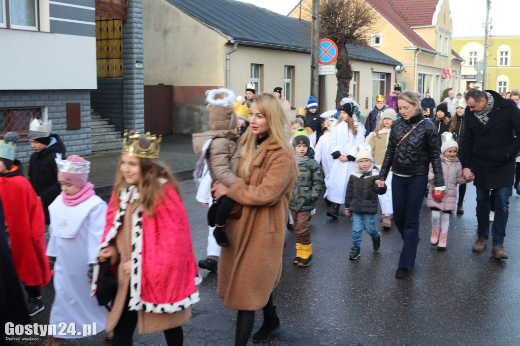 Orszak Trzech Króli przeszedł ulicami Piasków do kościoła