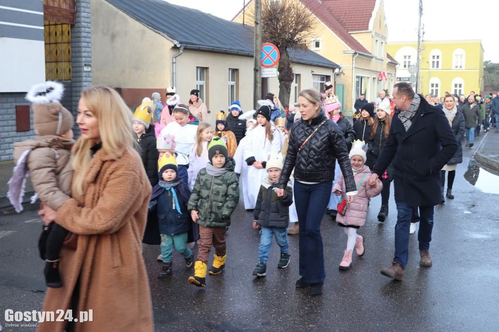 Orszak Trzech Króli przeszedł ulicami Piasków do kościoła