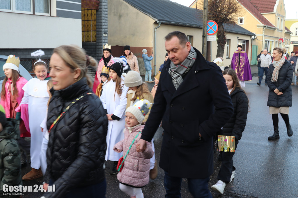 Orszak Trzech Króli przeszedł ulicami Piasków do kościoła
