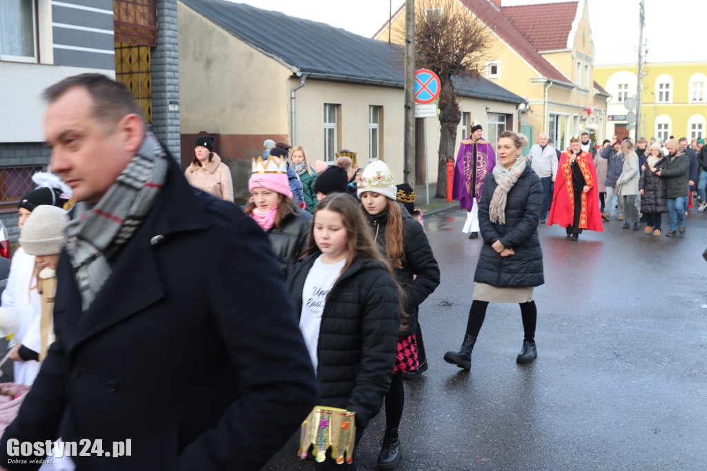 Orszak Trzech Króli przeszedł ulicami Piasków do kościoła
