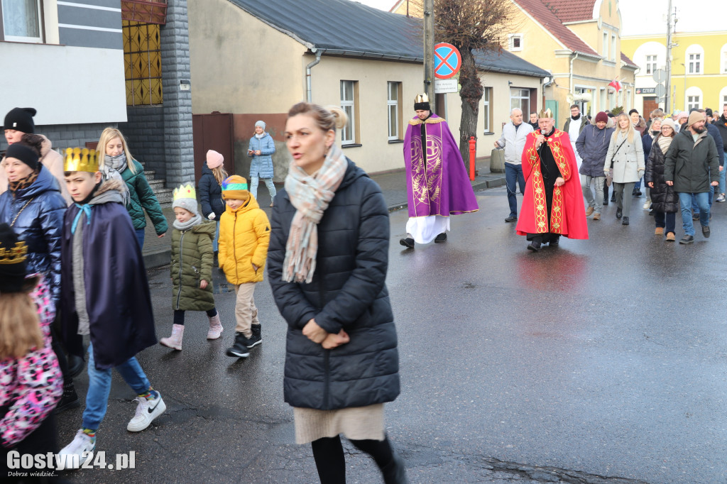 Orszak Trzech Króli przeszedł ulicami Piasków do kościoła