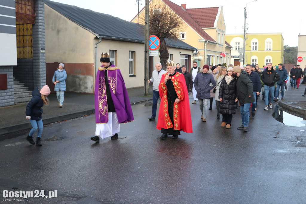Orszak Trzech Króli przeszedł ulicami Piasków do kościoła