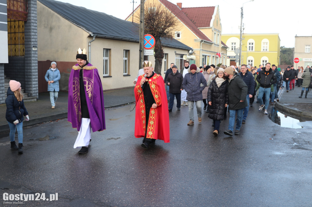Orszak Trzech Króli przeszedł ulicami Piasków do kościoła