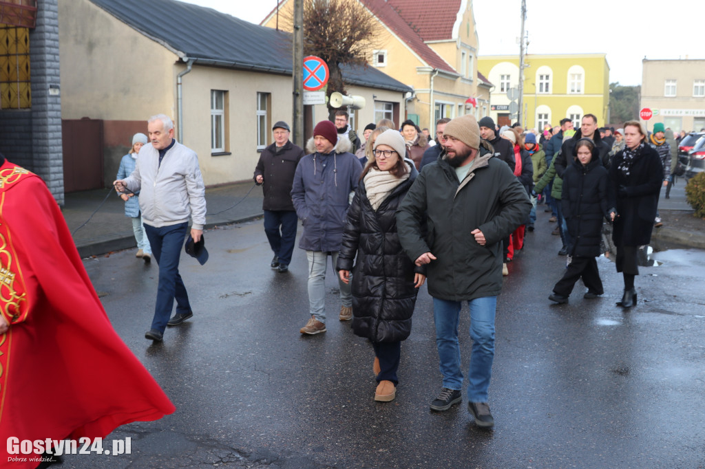 Orszak Trzech Króli przeszedł ulicami Piasków do kościoła