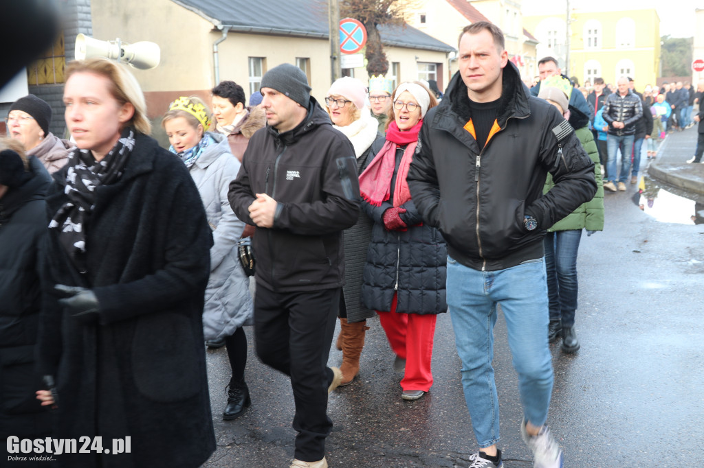 Orszak Trzech Króli przeszedł ulicami Piasków do kościoła