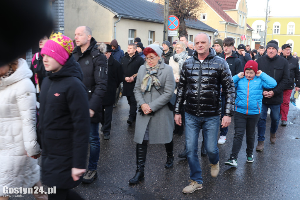 Orszak Trzech Króli przeszedł ulicami Piasków do kościoła