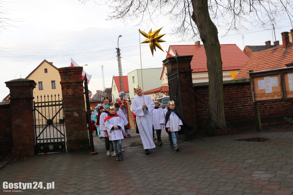Orszak Trzech Króli przeszedł ulicami Piasków do kościoła
