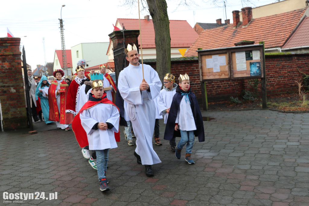 Orszak Trzech Króli przeszedł ulicami Piasków do kościoła