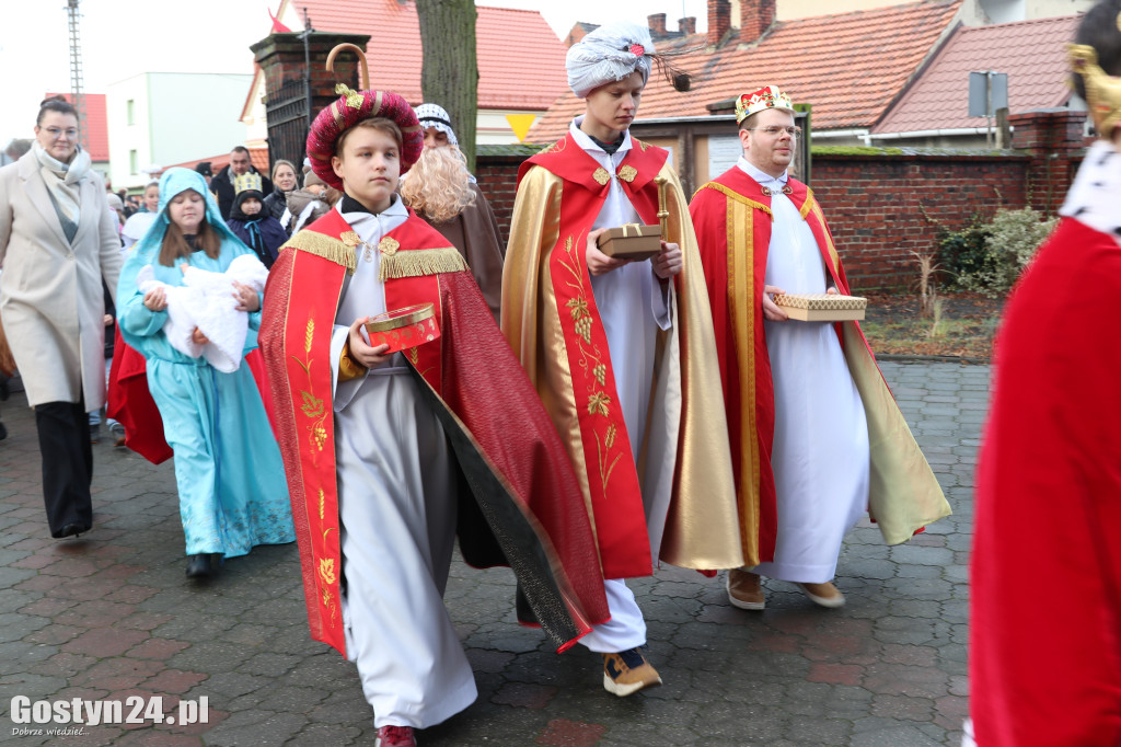Orszak Trzech Króli przeszedł ulicami Piasków do kościoła