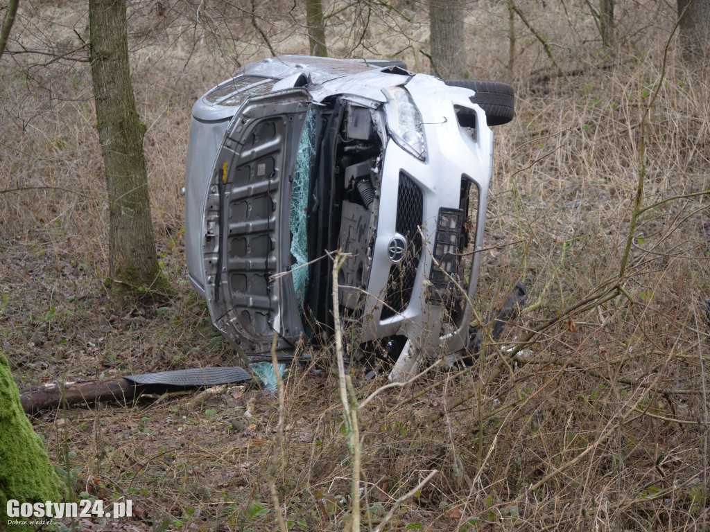 Dachowanie na śliskiej drodze między Gostyniem a Starym Gostyniem