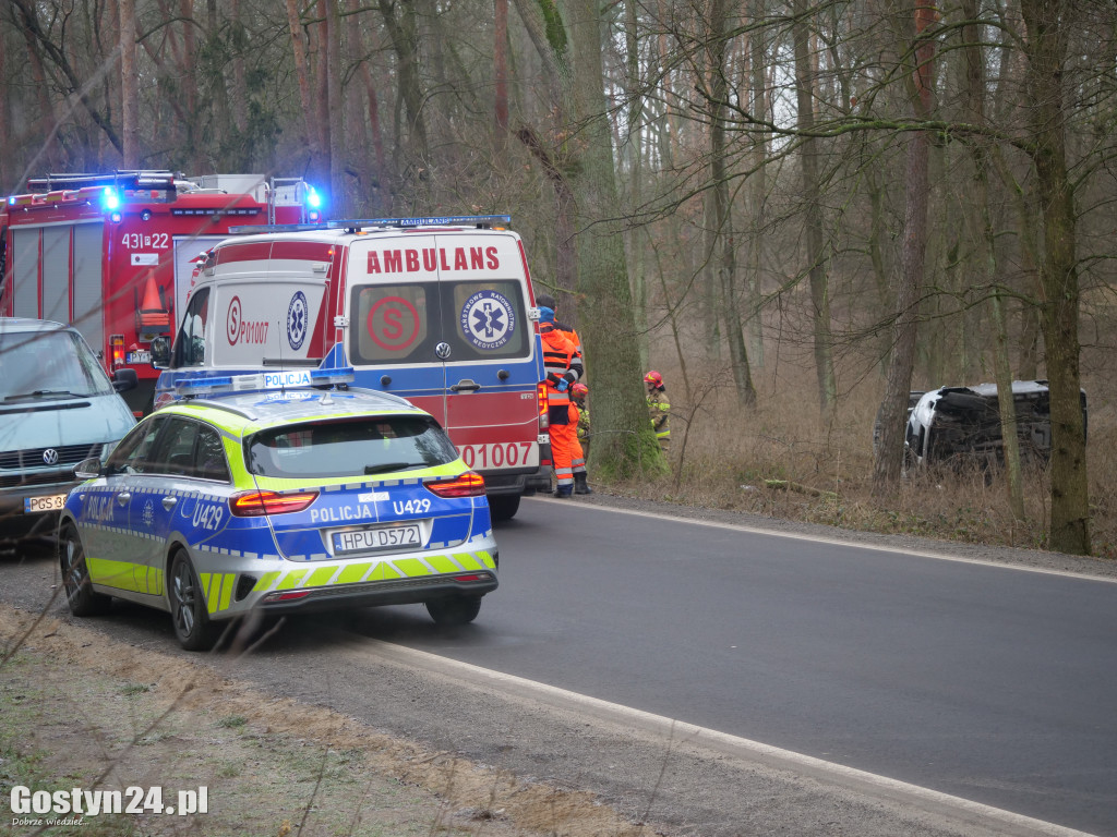 Dachowanie na śliskiej drodze między Gostyniem a Starym Gostyniem