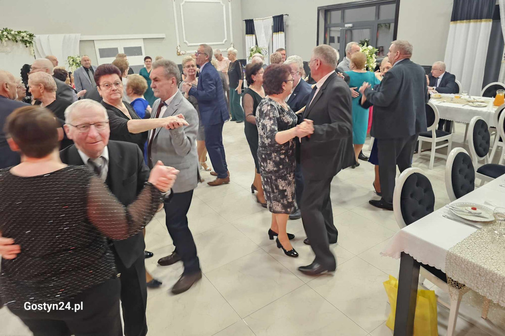 Seniorzy bawili się na zabawie karnawałowej