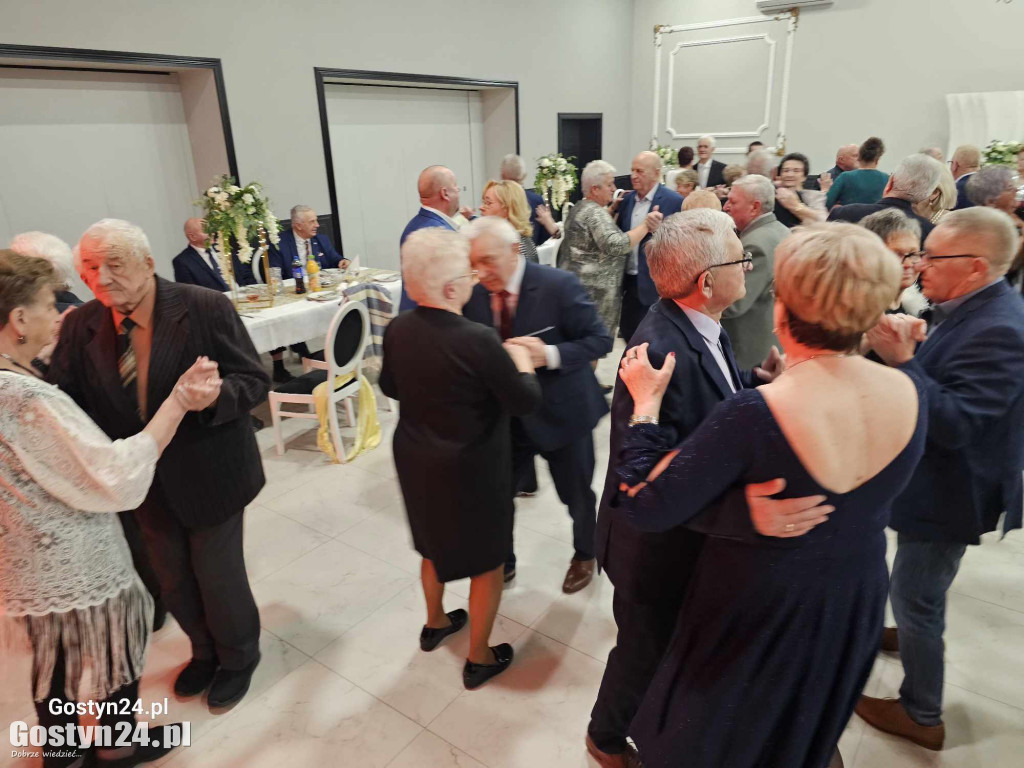 Seniorzy bawili się na zabawie karnawałowej