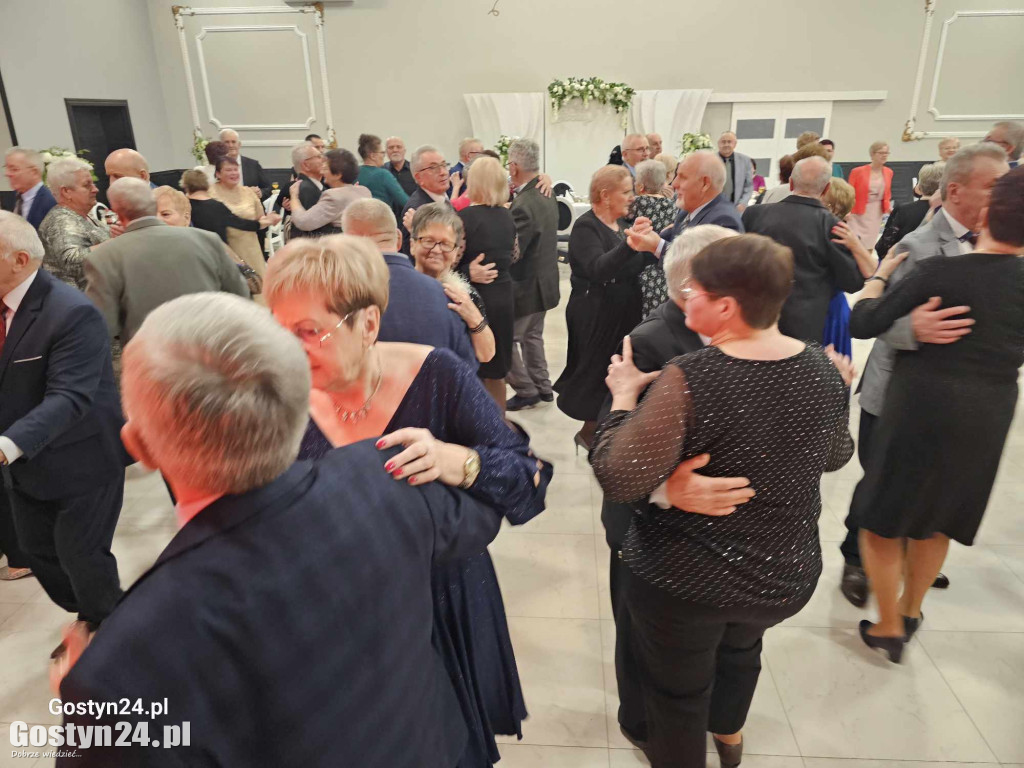 Seniorzy bawili się na zabawie karnawałowej