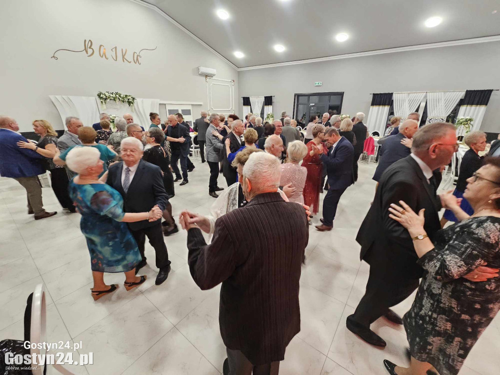 Seniorzy bawili się na zabawie karnawałowej