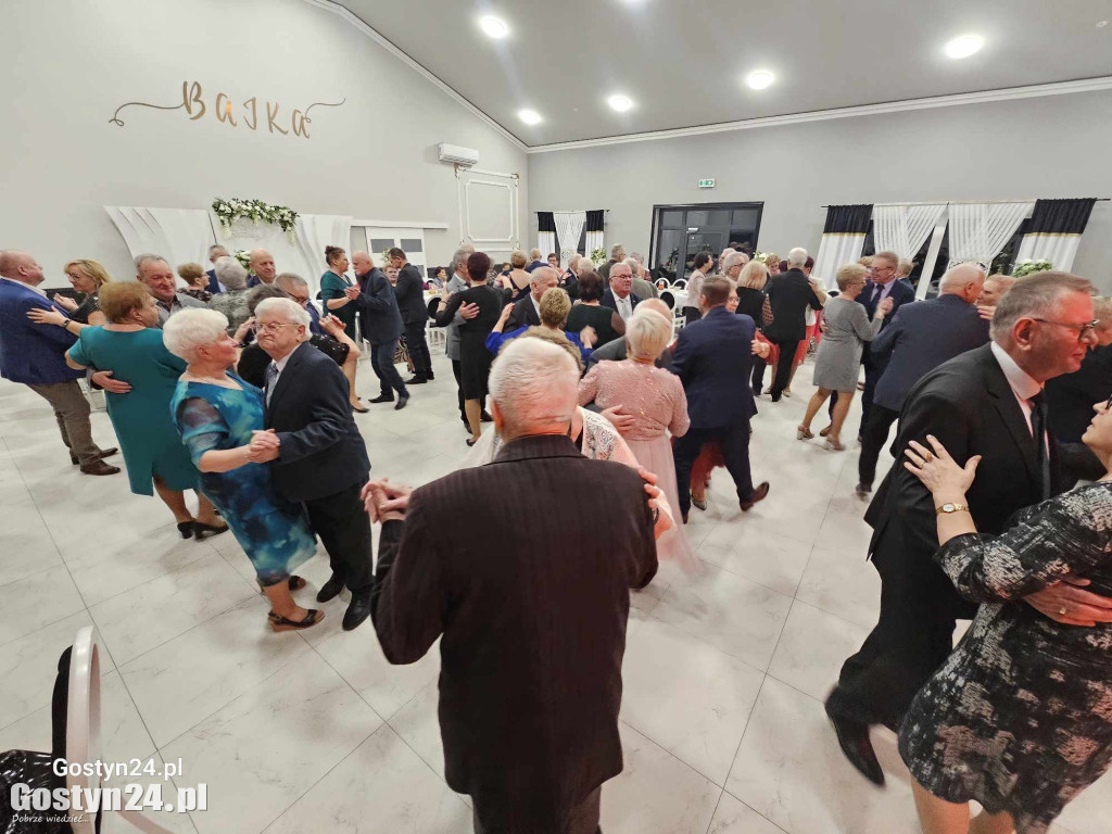 Seniorzy bawili się na zabawie karnawałowej