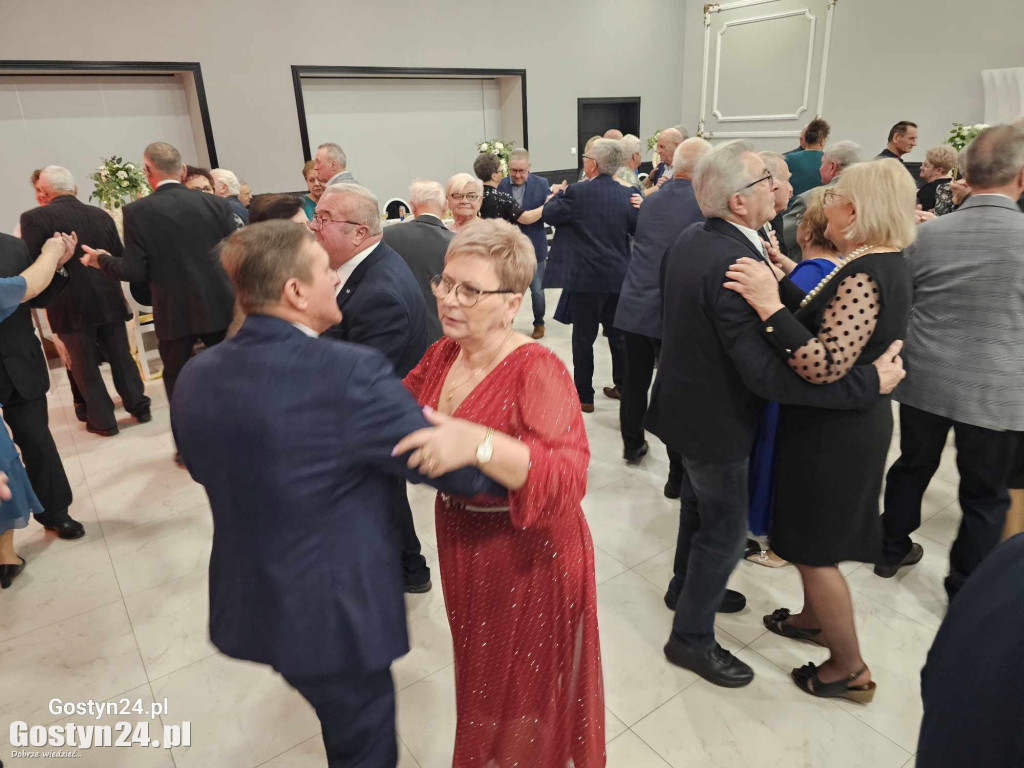 Seniorzy bawili się na zabawie karnawałowej