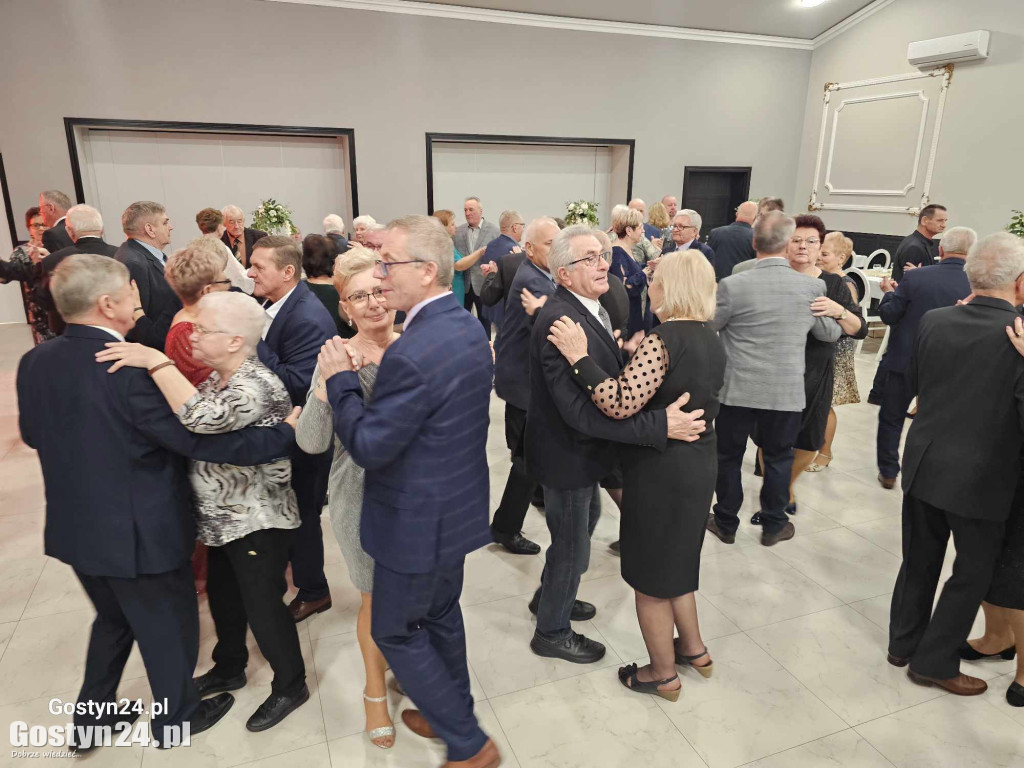 Seniorzy bawili się na zabawie karnawałowej